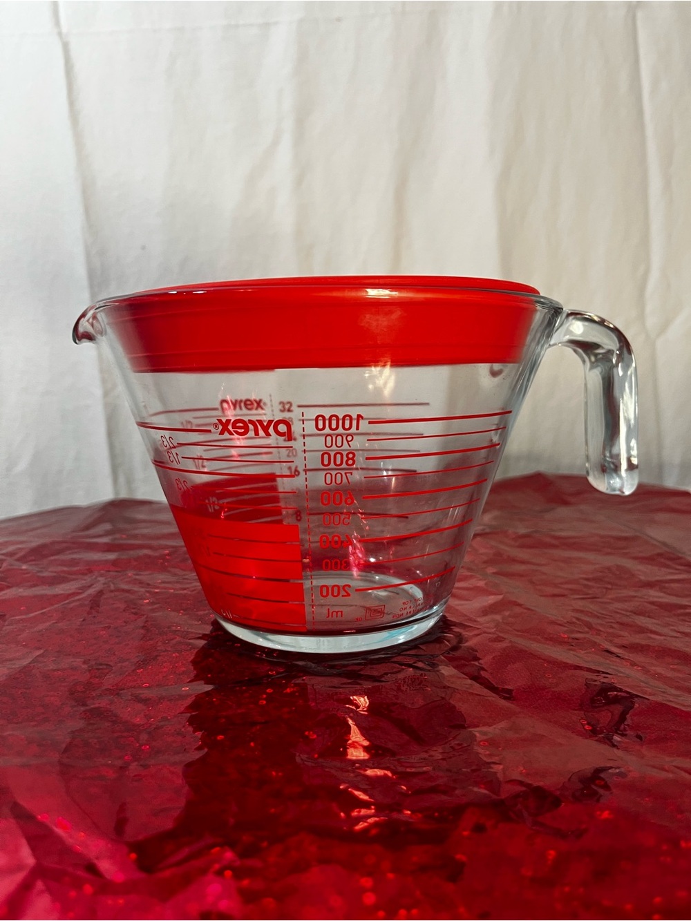 Pyrex Glass Measuring Cup with Red Accents 4 cups/one liter with plastic lid